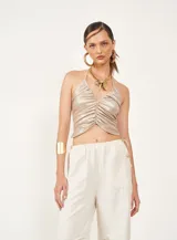 Blusa halter dorada con frunces en el frente.