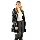 Campera negra de acabado brillante con capucha, cierre frontal con detalle de franjas tricolores y bolsillos laterales. El interior se encuentra forrado en piel sintética.