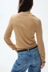 Remera polo de punto fino en mezcla de viscosa, con cuello clásico, tapeta de botones y mangas largas. Presenta puños y bajo con terminación acanalada.