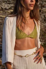 Top de bikini negro, de corte triangular con breteles finos y espalda regulable.