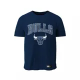 Remera de manga corta color azul marino con estampa frontal del logo y nombre de los Chicago Bulls en efecto denim. Cuenta con etiqueta de autenticidad de la NBA en el ruedo.