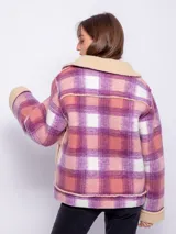 Tapado corto con diseño a cuadros en tonos violeta, rosa y blanco. Cuenta con interior de corderito color beige y cierre frontal con cremallera diagonal.