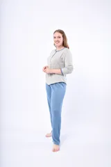 Pijama de dos piezas color coral, de lanilla, compuesto por una camisa de manga larga con botones y un pantalón largo.