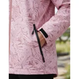 Campera cortaviento impermeable de la marca Uniteduy, color negro con estampado sutil de hojas. Cuenta con capucha, cierre frontal, tres bolsillos externos y uno interno. Es una prenda ultra liviana y transpirable, ideal para actividades al aire libre.