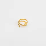 Anillo dorado con forma de serpiente enroscada, fabricado en acero quirúrgico hipoalergénico.