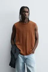Camiseta sin mangas (tank top) de corte relajado, color marrón óxido, con cuello redondo y sisa ancha.