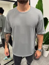 Remera gris oscuro de punto con corte holgado.