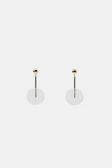 Pendientes colgantes con poste de bola dorada, barra vertical dorada y un disco grande de resina transparente.