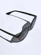 Lentes de sol Osten modelo Niza con armazón redondo de acabado mate en color mostaza y cristales oscuros polarizados con protección UV 400.