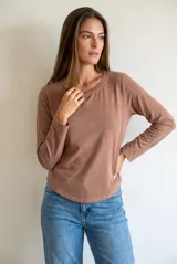 Remera de algodón lavado con corte oversize, cuello redondo y mangas largas.