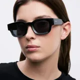 Lentes de sol negros con montura cuadrada gruesa y lentes polarizadas.