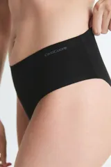Vedetina menstrual de microfibra con corte láser y terminaciones bondeadas. Cuenta con laterales anchos y un pad interno de absorción moderada con forro de algodón en contacto con la piel.