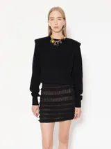 Sweater negro de lana y cashmere con hombreras y mangas largas.