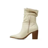 Bota de caña media con diseño slouchy, confeccionada en cuero color beige. Presenta punta fina y un taco cuadrado de madera en tono marrón.