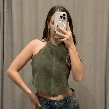 Top halter de cuero plateado con acabado metalizado, diseño estructurado con costura central vertical y bajo en punta.