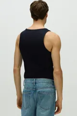 Musculosa negra de punto acanalado, corte ajustado y cuello redondo.