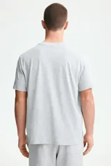 Remera de manga corta, cuello redondo ribeteado, color gris melange.