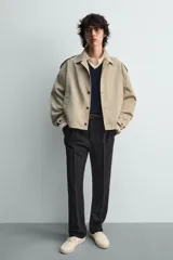 Zapatilla de cordones color blanco hueso, con capellada lisa de piel y suela de goma a tono.