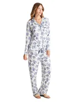 Conjunto de pijama de dos piezas con estampado animal print. La parte superior es una camisa de manga larga con cuello solapa, escote en V, cierre frontal con botones y bolsillo aplicado. El pantalón cuenta con cintura elástica y lazo de ajuste.