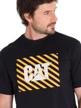 Remera negra de manga corta con cuello redondo y estampa frontal de Caterpillar sobre franjas diagonales amarillas y negras.