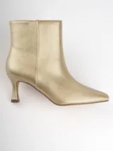 Botín dorado de cuero sintético con punta fina y taco kitten heel.