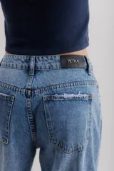 Pantalón de jean celeste de corte ancho.