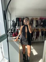 Top negro con cuello halter que se ata al cuello y espalda descubierta.