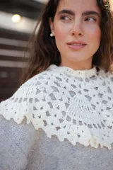 Cuello decorativo tejido a mano en crochet color crudo, con diseño circular y terminaciones en ondas.