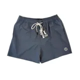 Short de baño azul oscuro con cintura elástica ajustable con cordón blanco. Tiene bolsillos laterales y logo de la marca bordado en la pierna izquierda.
