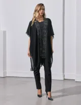 Kimono negro de gasa con apliques de brillos en el cuello y el frente.