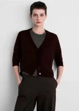 Cardigan de punto color marrón oscuro, con cuello en pico, cierre frontal de botones y diseño de corte recto con mangas largas.