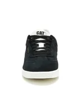 Championes Caterpillar modelo Pause Retro, de diseño minimalista con estética vintage. Confeccionados en gamuza negra con detalles en blanco en el talón y la lengüeta. Presentan cierre con cordones, suela de goma blanca resistente y logo de la marca en dorado en el lateral.