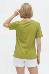 Remera blanca de manga corta con cuello redondo y estampado frontal de inspiración veraniega con motivos italianos, limones y la leyenda Italia Amalfi Capri.