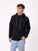 Canguro negro con capucha, cordones ajustables en contraste, bolsillos frontales con cierre y puños acanalados.