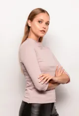 Polera manga 3/4 color lila, de corte ajustado y cuello alto con detalle de tela con textura a rayas horizontales.