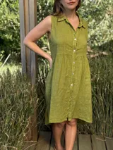 Vestido camisero color beige, sin mangas, de lino italiano con botones de nácar.