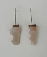 Aros colgantes con piezas irregulares de nácar y engarce de alpaca.