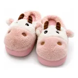 Pantuflas de peluche con diseño de vaca, confeccionadas en piel sintética suave. Cuentan con suela de goma antideslizante y diseño abierto en el talón.