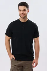 Remera estilo polo con cuello mao y manga corta, de color bordó con detalles en azul en los bordes de las mangas y cuello. Cuenta con cierre frontal parcial de tres botones y pequeño logo bordado en el pecho.