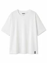 Remera de corte holgado y cuello redondo, confeccionada en algodón, con etiqueta pequeña en el ruedo inferior.