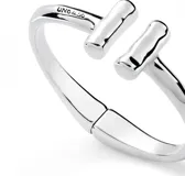 Pulsera rígida plateada de la marca Uno de 50, con dos tubos en los extremos.