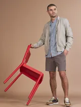 Campera bomber gris claro con cierre frontal y bolsillos laterales.