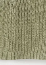 Musculosa de punto fino en color verde militar, con diseño entallado, cuello redondo y tirantes anchos.