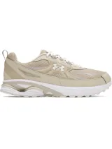 Championes Under Armour modelo Apparition Tech, color beige con detalles en blanco y gris, con amortiguación UA HOVR y diseño de running retro con detalles reflectantes.