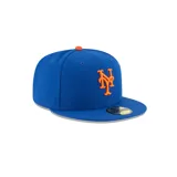 Gorra New Era 59Fifty cerrada, color azul con logo de los New York Mets bordado en naranja en el frente y botón superior naranja.