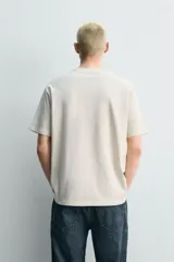 Camiseta de corte regular fit en mezcla de algodón y lino, con cuello redondo y manga corta de la colección Origins.