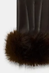 Guantes cortos de cuero sintético color marrón oscuro, con costuras decorativas en el dorso y puños con aplicación de pelo sintético a contraste.