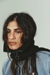 Bufanda de punto con cuello alto y cierre frontal con cremallera, diseñada con mangas largas integradas.