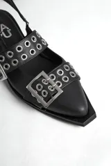 Chatas de cuero color marrón con punta fina, diseño destalonado y dos tiras con hebillas metálicas plateadas decorativas.