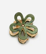 Pinza para el pelo tipo piranha con diseño de flor calada en color verde con efecto marmolado y estructura metálica dorada.